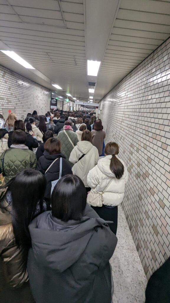 ライブ終演後、福住駅の通路を埋め尽くす人の行列