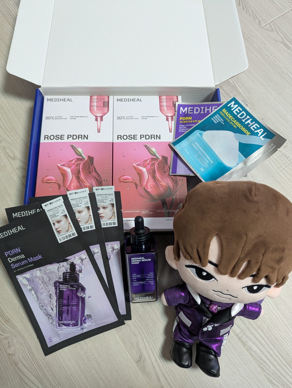 楽天のMEDIHEAL公式ショップから届いたPDRN ダーマセラムとマスク(紫のボトル)と、ふっかのぬいぐるみ